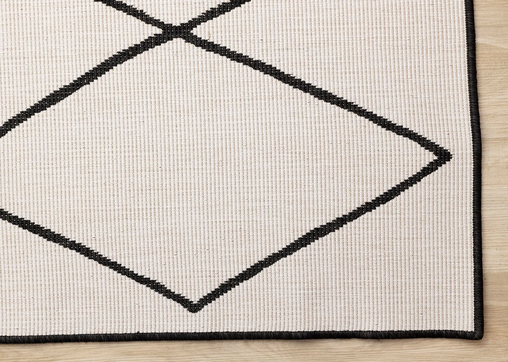 Bristol 6'7" x 9'6" White Black Trellis Reversible Area Rug - White