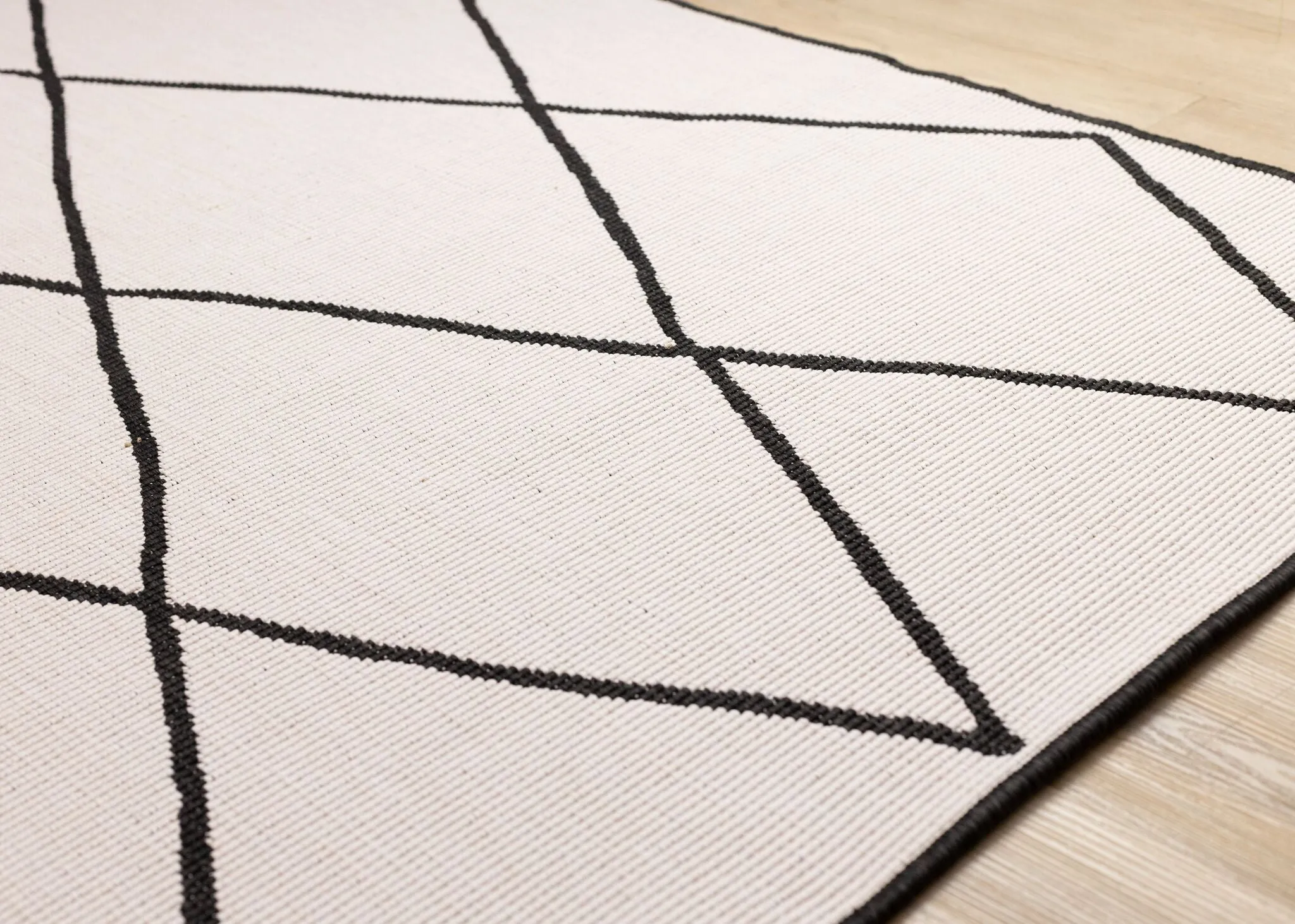 Bristol 6'7" x 9'6" White Black Trellis Reversible Area Rug - White