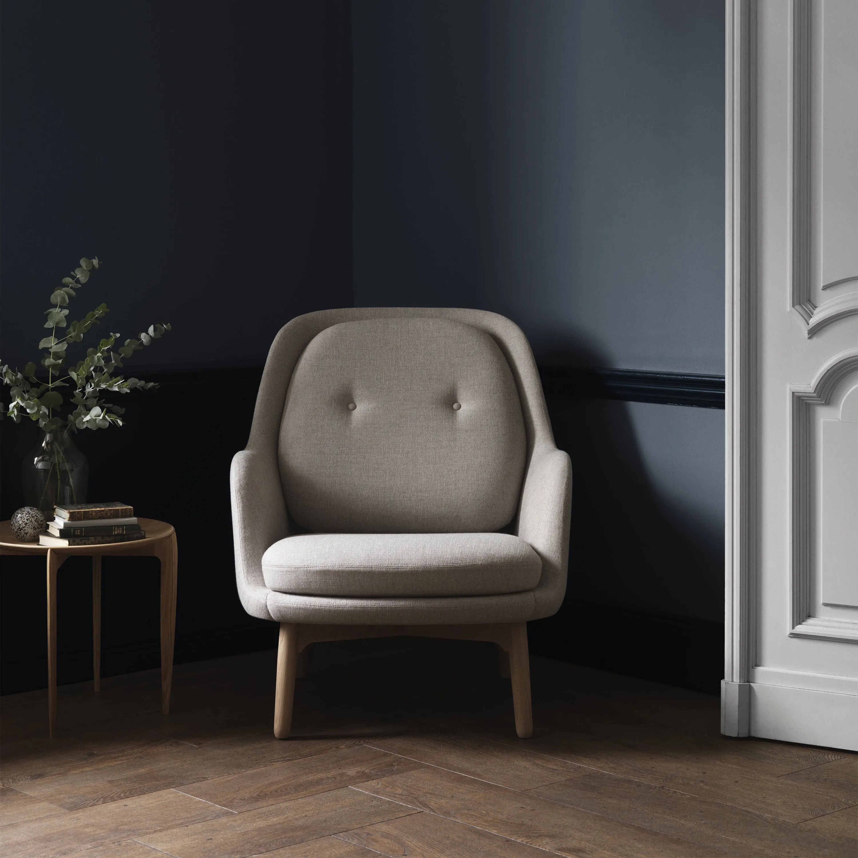 Fri Lounge Chair with Wood Legs