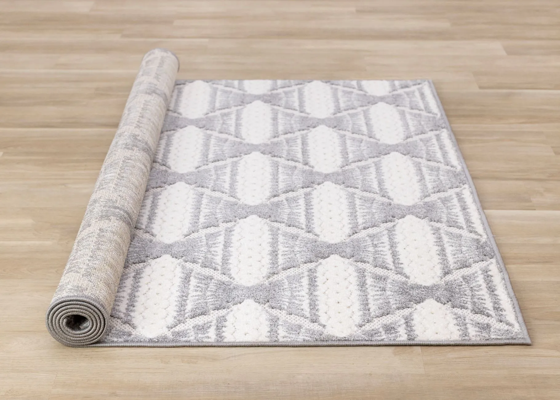 Grey Pathway 5'3" x 7'7" Ogee Patterned Area Rug - Grey, White