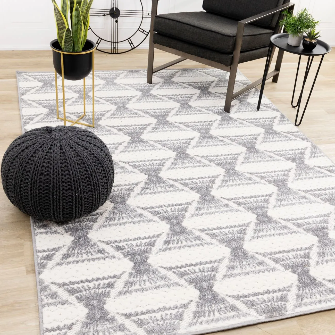 Grey Pathway 5'3" x 7'7" Ogee Patterned Area Rug - Grey, White