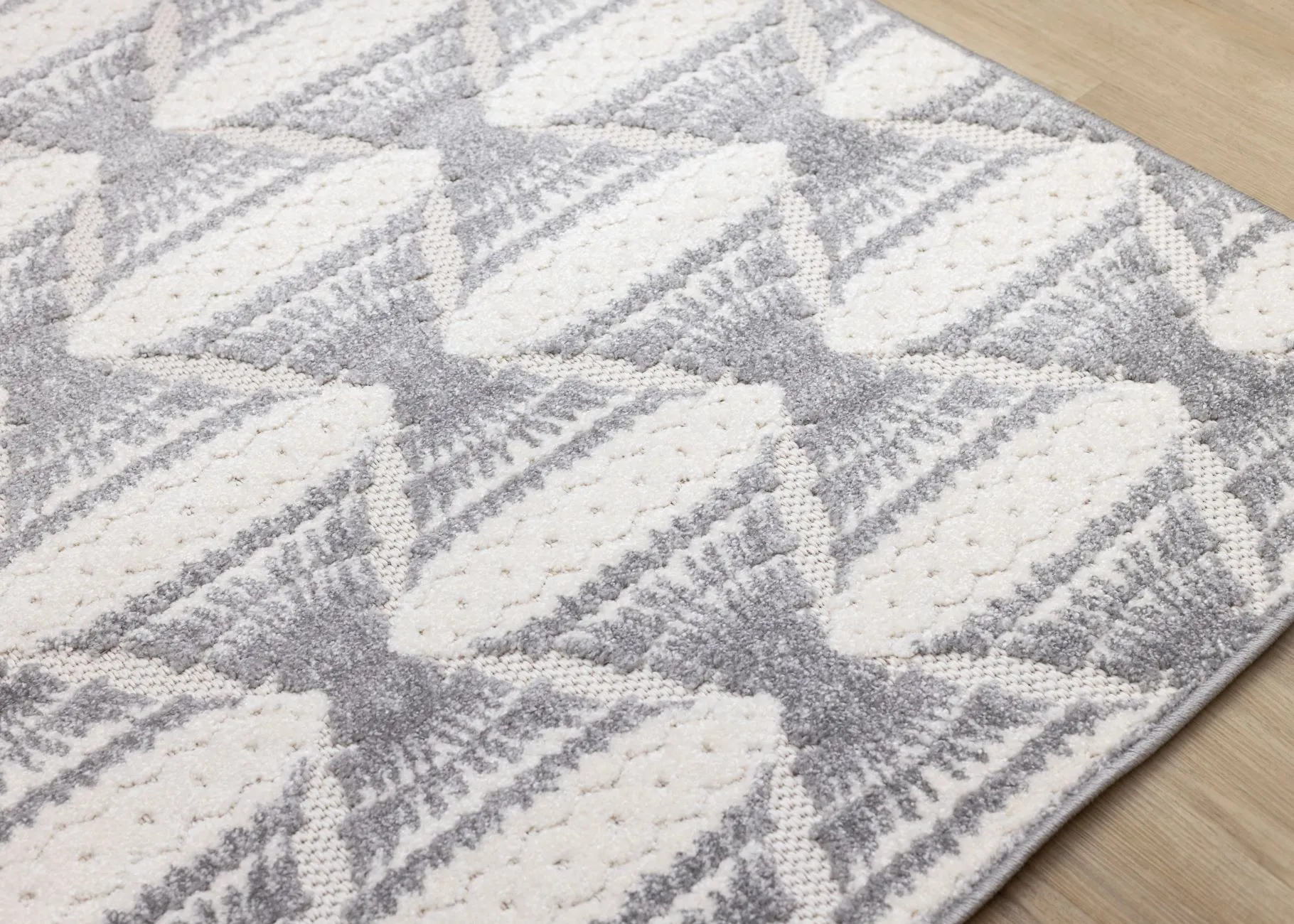 Grey Pathway 5'3" x 7'7" Ogee Patterned Area Rug - Grey, White